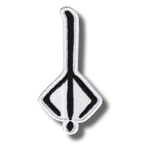 Op de afbeelding: Geborduurde patch met een zwart-wit ontwerp. De patch heeft een gestileerde vorm met een lange steel en een ruitvormige basis. Het ontwerp is zwart omlijnd met witte vulling, geschikt voor kleding of accessoires.