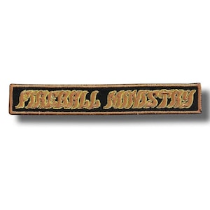 Peut inclure: Un écusson rectangulaire noir avec le texte brodé en or « FIREBALL MINISTRY ». L'écusson a une bordure dorée et est probablement conçu pour être cousu sur des vêtements ou des accessoires.