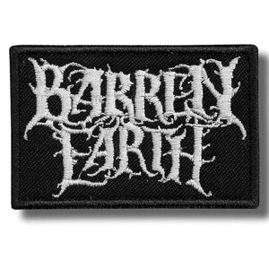 Könnte beinhalten: Ein rechteckiger schwarzer Aufnäher mit weiß gesticktem Text "BARREN EARTH" in einer stilisierten, gotischen Schrift. Der Aufnäher hat einen schwarzen Rand und ist wahrscheinlich zum Aufnähen auf Kleidung oder Accessoires gedacht.