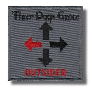 Op de afbeelding: Grijze vierkante patch met de tekst "Three Days Grace" boven een kruis van pijlen, één rode en drie zwarte, met het woord "OUTSIDER" in rood eronder. De patch heeft een getextureerd oppervlak.