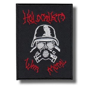 Op de afbeelding: Zwarte geborduurde patch met een wit gasmasker- en helmdesign. De tekst "HOLOCAUSTO" en "WAR METAL" is rood geborduurd. De patch is rechthoekig met een zwarte achtergrond.