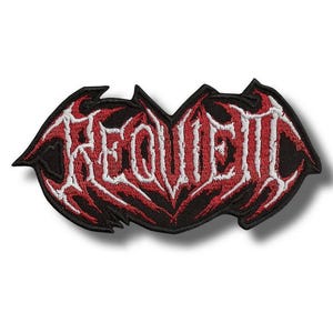 Pode incluir: Patch bordado com a palavra "REQUIEM" em letras góticas brancas. O texto é realçado sobre um fundo vermelho e preto com uma forma única de morcego. Para roupas ou acessórios.
