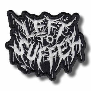 Puede incluir: Parche bordado en blanco y negro con el texto "Left to Suffer" en una fuente gótica. El parche tiene un borde dentado y un efecto de goteo, creando una estética de heavy metal.