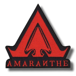 Peut inclure: Écusson brodé avec un motif de flèche rouge à l'intérieur d'un triangle noir. Le mot "AMARANTHE" est brodé en rouge sur une base rectangulaire noire. L'écusson a un aspect texturé.