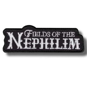 Op de afbeelding: Zwart en wit geborduurde patch met de tekst "Fields of the Nephilim". De patch heeft een rechthoekige vorm met een gebogen bovenkant. De tekst is in een gestileerd lettertype.