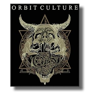 Pode incluir: Pôster preto com o texto "ORBIT CULTURE" no topo. A imagem mostra uma ilustração detalhada de uma caveira com chifres, engrenagens e uma forma geométrica em estrela, em tons de bege e dourado.