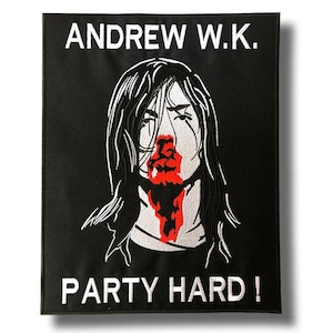 Könnte beinhalten: Schwarzer rechteckiger Aufnäher mit weiß gesticktem Text und einer Grafik einer Person mit roter, blutartiger Darstellung im Gesicht. Der Text oben lautet "ANDREW W.K." und der Text unten lautet "PARTY HARD!"