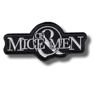 Könnte beinhalten: Schwarz-weißer, gestickter Aufnäher mit dem Text "OF MICE & MEN" in einer stilisierten Schriftart. Der Aufnäher hat eine rechteckige Form mit gewölbter Oberseite und weißem Rand.