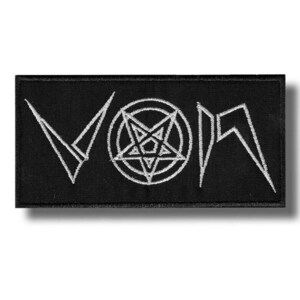 Könnte beinhalten: Schwarzer rechteckiger Aufnäher mit weiß gesticktem Text und einem Pentagramm. Das Wort "VON" ist mit kantigen Linien und einem zentralen Pentagramm-Symbol gestaltet. Geeignet für Kleidung oder Accessoires.