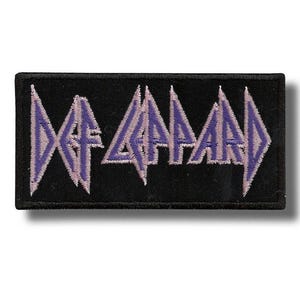 以下が含まれることがあります： 黒い長方形のパッチ。バンド名「DEF LEPPARD」がラベンダーとライトグレーで刺繍されています。文字は特徴的な、角張ったスタイルです。衣類やアクセサリーへの取り付けに適しています。