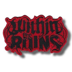 以下が含まれることがあります： 赤と黒の刺繍パッチ。ゴシック体で「Within the Ruins」と書かれています。パッチには装飾的な縁取りがあり、衣類やアクセサリーに適用するように設計されています。