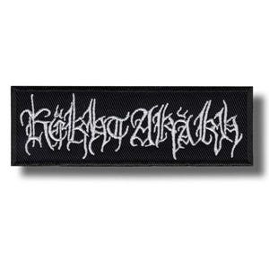 Puede incluir: Parche rectangular negro con texto bordado en blanco. El texto está en una fuente gótica. El parche es probablemente para ropa o accesorios, y podría usarse para personalizar una chaqueta, bolso u otro artículo.
