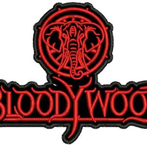 Puede incluir: Parche bordado con el texto "BLOODYWOOD" en rojo, con letras estilizadas. Encima del texto hay un emblema rojo con un diseño de elefante dentro de un círculo. El parche tiene un borde negro.