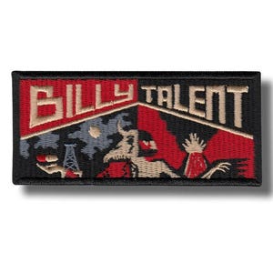 Può includere: Una toppa rettangolare con le parole "BILLY TALENT" ricamate in beige. La toppa presenta un design stilizzato con elementi rossi, neri e grigi, tra cui una torre di perforazione e una figura. La toppa ha un bordo nero.