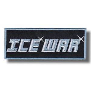 Può includere: Toppa ricamata con la scritta "ICE WAR" in azzurro, bordata di bianco, su sfondo rettangolare nero. La toppa ha un bordo azzurro e disegni a stella su entrambi i lati del testo.
