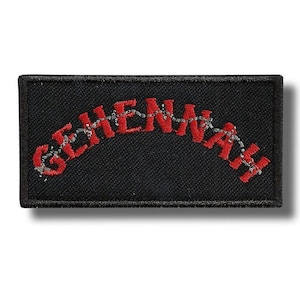 Op de afbeelding: Zwart rechthoekig embleem met het woord "GEHENNAH" in rood geborduurd, gebogen over het midden. De letters zijn verbonden door een zilverkleurig kettingachtig ontwerp. Het embleem heeft een zwarte rand.