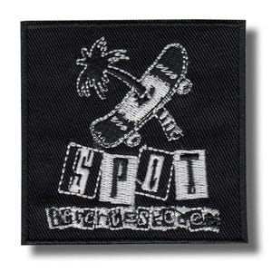 Pode incluir: Patch quadrado preto com design bordado branco. Apresenta um skate e um gráfico de palmeira, com a palavra "SPOT" e texto adicional abaixo. O patch é provavelmente para roupas ou acessórios.