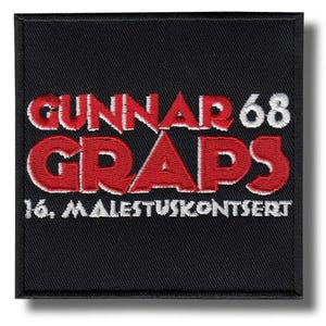 以下が含まれることがあります： 黒い正方形のパッチに刺繍されたテキスト。テキスト「GUNNAR 68 GRAPS」は白の輪郭を持つ赤色で、「16. MALESTUSKONTSERT」は白色です。パッチはテクスチャード加工されています。