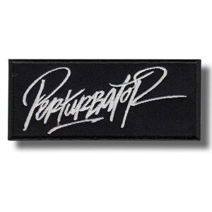 Może przedstawiać: Prostokątna czarna naszywka z białym haftowanym napisem "Perturbator 2" w stylizowanej czcionce. Naszywka ma tkaną fakturę i subtelny cień.