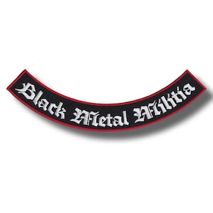 Peut inclure: Un écusson noir incurvé avec les mots "Black Metal Militia" brodés en blanc en lettres gothiques. L'écusson a une bordure rouge et est conçu pour être cousu sur des vêtements ou des accessoires.