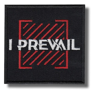 Puede incluir: Parche cuadrado negro con el texto "I PREVAIL" bordado en blanco. El texto está centrado dentro de un cuadrado rojo con líneas diagonales rojas. El parche tiene un borde negro.