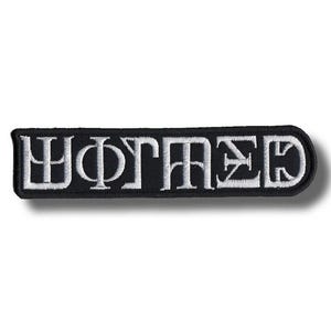Könnte beinhalten: Schwarzer, gestickter Aufnäher mit dem Wort „OTHER“ in weißen, stilisierten Großbuchstaben. Der Aufnäher hat eine rechteckige Form mit abgerundeten Ecken. Die Buchstaben sind in einer einzigartigen Schriftart.
