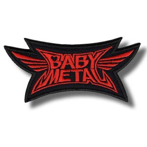 Op de afbeelding: Een zwart geborduurd embleem met de woorden "BABY METAL" in rode, gestileerde letters. Het embleem heeft een stervormig ontwerp met rode vleugels. Geschikt voor kleding of accessoires.