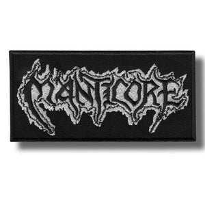Peut inclure: Écusson rectangulaire noir avec le mot "MANTCORE" brodé en blanc, stylisé avec un design en forme de flamme. Ce patch est destiné aux vêtements ou accessoires, et est adapté aux fans de musique heavy metal.