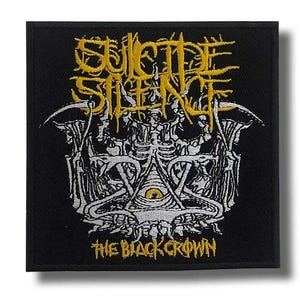 Könnte beinhalten: Schwarzer quadratischer Aufnäher mit gelbem Text "SUICIDE SILENCE". Darunter eine detaillierte weiß-graue Illustration eines Schädels und gotischer Bilder. Der Text "THE BLACK CROWN" steht unten in Gelb.