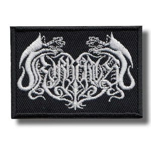 Può includere: Toppa rettangolare nera con design ricamato bianco. Il design presenta una forma a cuore stilizzata con scritte ornate e due creature simili a draghi che si fronteggiano. La toppa ha un bordo nero.