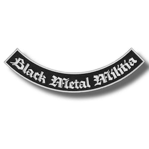 Peut inclure: Un écusson noir incurvé avec le texte brodé blanc "Black Metal Militia". L'écusson a une bordure noire et une légère courbure, adapté à une application sur des vêtements ou des accessoires. Le texte est en police gothique.