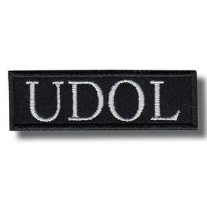Könnte beinhalten: Schwarzer rechteckiger Aufnäher mit dem Wort "UDOL" in weißen Großbuchstaben gestickt. Der Aufnäher hat ein schlichtes, minimalistisches Design, das für verschiedene Anwendungen geeignet ist.