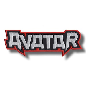 Könnte beinhalten: Gestickter Aufnäher mit dem Wort "AVATAR" in weißer, stilisierter Schrift. Die Buchstaben sind vor einem schwarzen Hintergrund platziert, der von einem roten Rand umgeben ist. Der Aufnäher hat eine einzigartige, eckige Form.