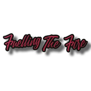 Puede incluir: Un parche con la frase "Fuelling The Fire" en fuente cursiva. El texto es de color rosa vibrante con un contorno negro, creando un efecto de sombra. El parche está sobre un fondo blanco.