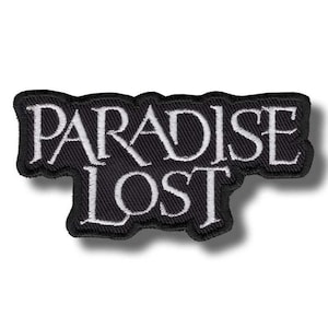 Op de afbeelding: Zwart geborduurde patch met de witte tekst "PARADISE LOST" in sierlijke letters. De patch heeft een zwarte rand en een schaduweffect, geschikt voor kleding of accessoires.