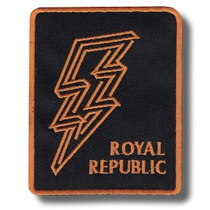 Può includere: Toppa rettangolare nera con un fulmine dorato e la scritta "ROYAL REPUBLIC" in oro. La toppa ha un bordo dorato ed è probabilmente un emblema da stirare o cucire.