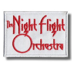 Op de afbeelding: Een rechthoekige patch met de tekst "The Night Flight Orchestra" in rode borduursels op een witte achtergrond. De patch heeft een witte rand en een getextureerde uitstraling.