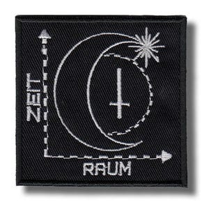 Può includere: Toppa quadrata nera con design ricamato bianco. Il design include una luna crescente, un'esplosione di stelle, una croce e le parole "ZEIT" e "RAUM". La toppa ha un bordo nero.
