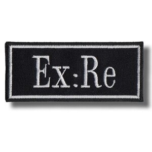 Puede incluir: Un parche rectangular negro con el texto bordado blanco "Ex: Re". El parche tiene un borde blanco y está diseñado para ser cosido o planchado en ropa o accesorios.