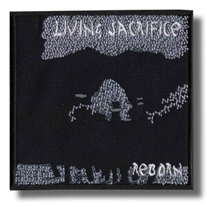 Puede incluir: Parche cuadrado negro con texto y diseño bordados en blanco. El texto dice "LIVING SACRIFICE" en la parte superior y "FALL REBORN" en la inferior. El diseño incluye una forma de montaña y otros elementos abstractos.