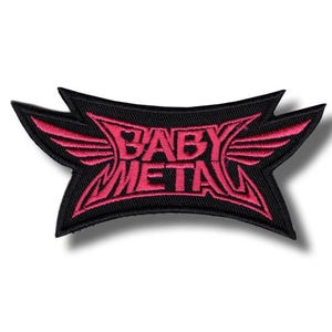 Op de afbeelding: Geborduurde patch met de tekst "BABY METAL" in roze, gestileerd met vleugelachtige accenten, tegen een zwarte achtergrond. De patch heeft een unieke, gebogen vorm, geschikt voor toepassing op kleding of accessoires.