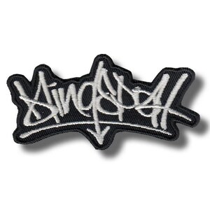 以下が含まれることがあります： 黒色の刺繍パッチ。白いグラフィティ風の文字で「Stingball」と書かれています。パッチは黒い縁取りと白い影の効果があり、3Dの外観になっています。衣類やアクセサリーに最適です。