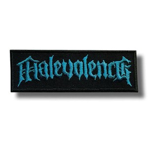 Puede incluir: Parche rectangular negro con la palabra "Malevolence" bordada en color turquesa. El texto está en una fuente gótica. El parche es probablemente para una chaqueta o bolso, y es una prenda de vestir.