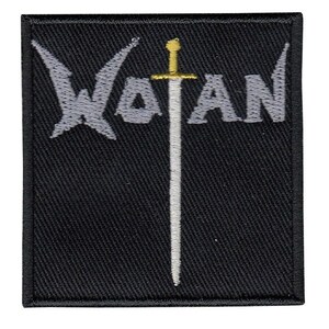 以下が含まれることがあります： 黒い正方形のパッチ。グレーの「WOTAN」の文字と、金の柄が付いた白い剣が描かれています。パッチにはステッチされた縁があります。