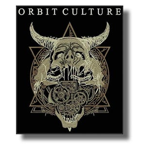 Puede incluir: Arte gráfico negro con una calavera con cuernos, engranajes y un diseño de pentagrama. El texto "ORBIT CULTURE" está en la parte superior. La obra de arte tiene una combinación de colores dorados y beige metálicos.
