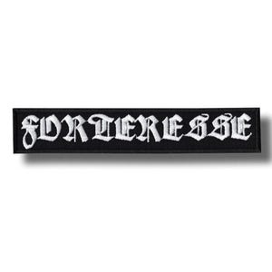 Op de afbeelding: Zwart rechthoekig embleem met het witte geborduurde woord "FORTIERESSE" in een gotisch lettertype. De patch is waarschijnlijk gemaakt van stof en heeft een gestikte rand.