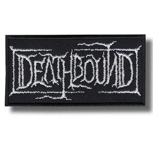 Puede incluir: Parche rectangular negro con texto bordado en blanco "DEATHBOUND". El parche tiene un borde blanco y está diseñado para ropa o accesorios. El diseño es de estilo gótico.