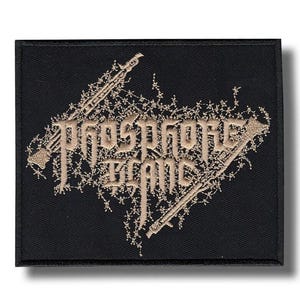 Puede incluir: Parche bordado negro con el texto "PROSPHORE BEAME" en fuente gótica. El diseño incluye instrumentos musicales estilizados y elementos decorativos en color beige.