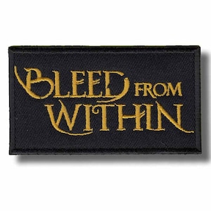 以下が含まれることがあります： 「BLEED FROM WITHIN」と金色の刺繍が施された黒い長方形のパッチ。 パッチには黒い縁取りと影の効果があります。 テキストは様式化されたフォントで、独特の外観を与えています。