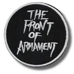 Peut inclure: Un écusson rond noir avec le texte brodé blanc "THE FRONT OF ARMAMENT". L'écusson a une bordure blanche et est probablement conçu pour être cousu ou repassé sur des vêtements ou des accessoires.